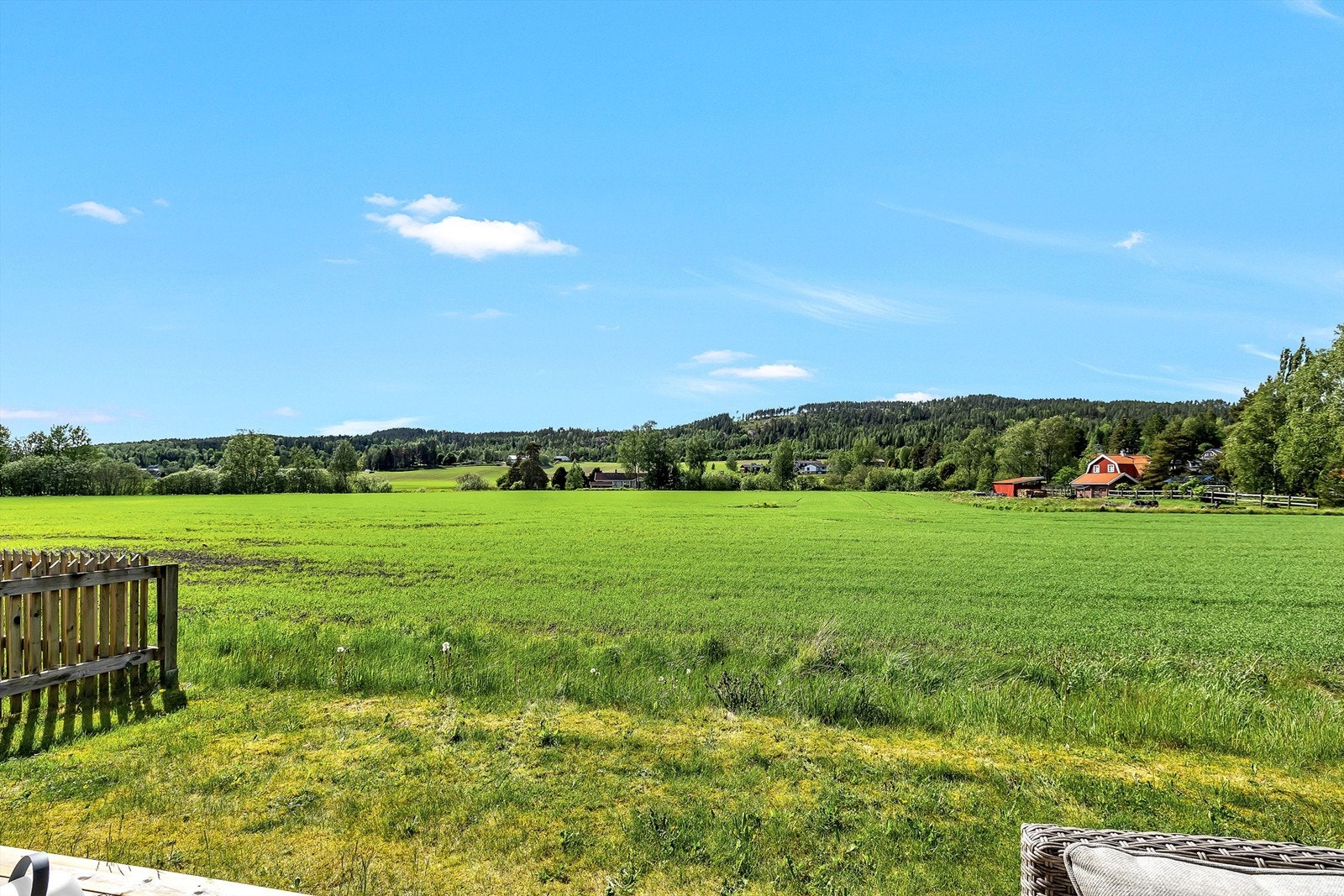 Utsikt mot grøntområder, uten innsyn. Galleribilde