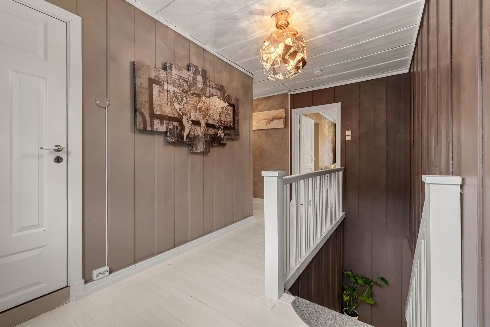Overetasjen byr på en hyggelig trappegang og flere soverom. Galleribilde