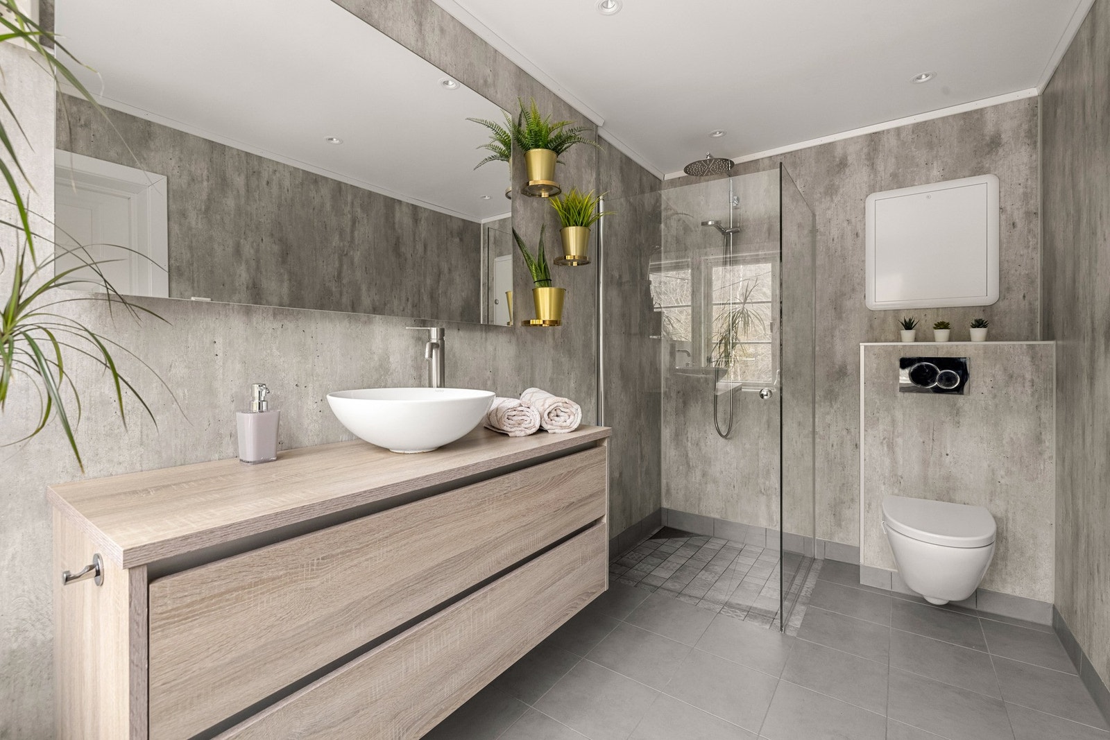Hovedbadet ble totalrenovert i 2019. Et stilsikkert baderom med moderne design, downlightsbelysning og behagelig varme i gulvet. Galleribilde