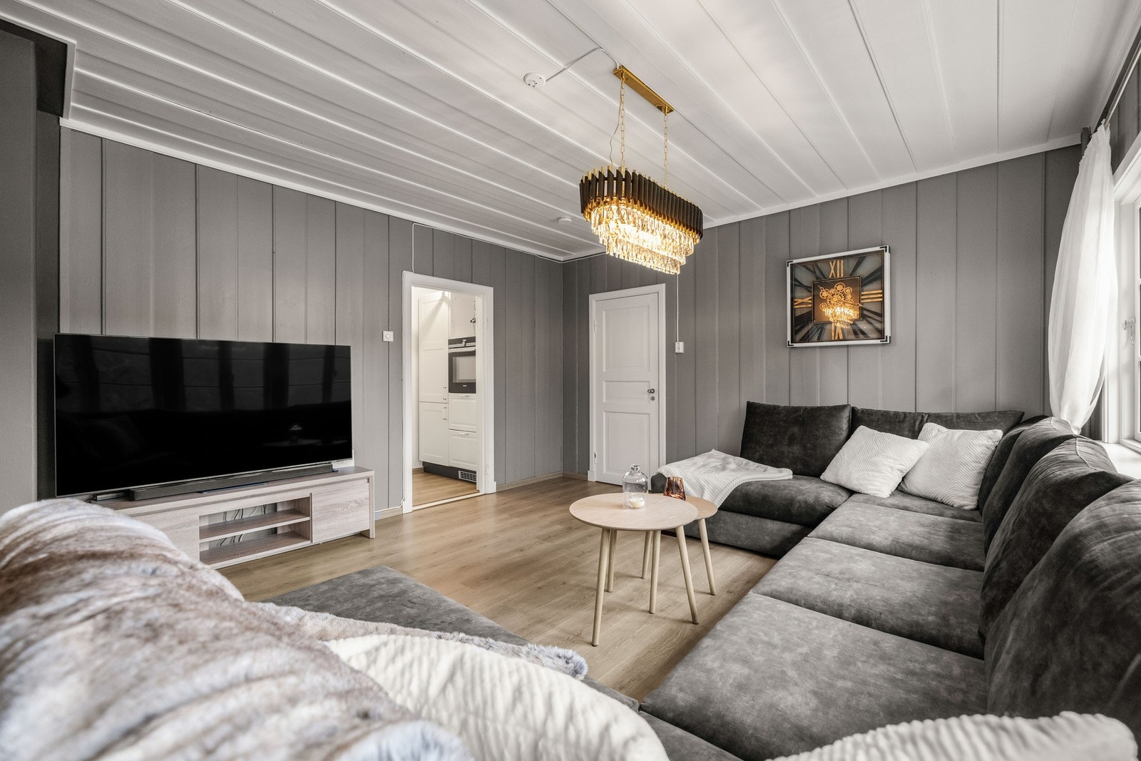 Stuen har god plass til sofagruppe, tv og mer! Galleribilde