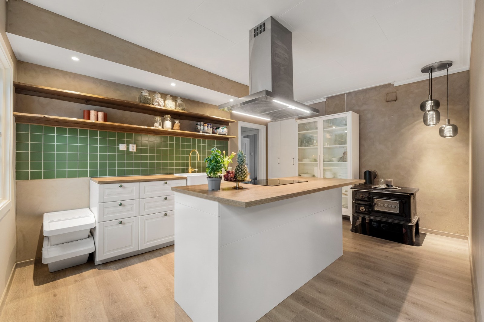 Rustikt og nylig oppusset (2019) kjøkken i eget rom. Kjøkkenet har laminatgulv, kalkmaling på veggene og downlightsbelysning. I tillegg er det plassert en sjarmerende vedovn som er et flott tilskudd til kjøkkenet. Galleribilde