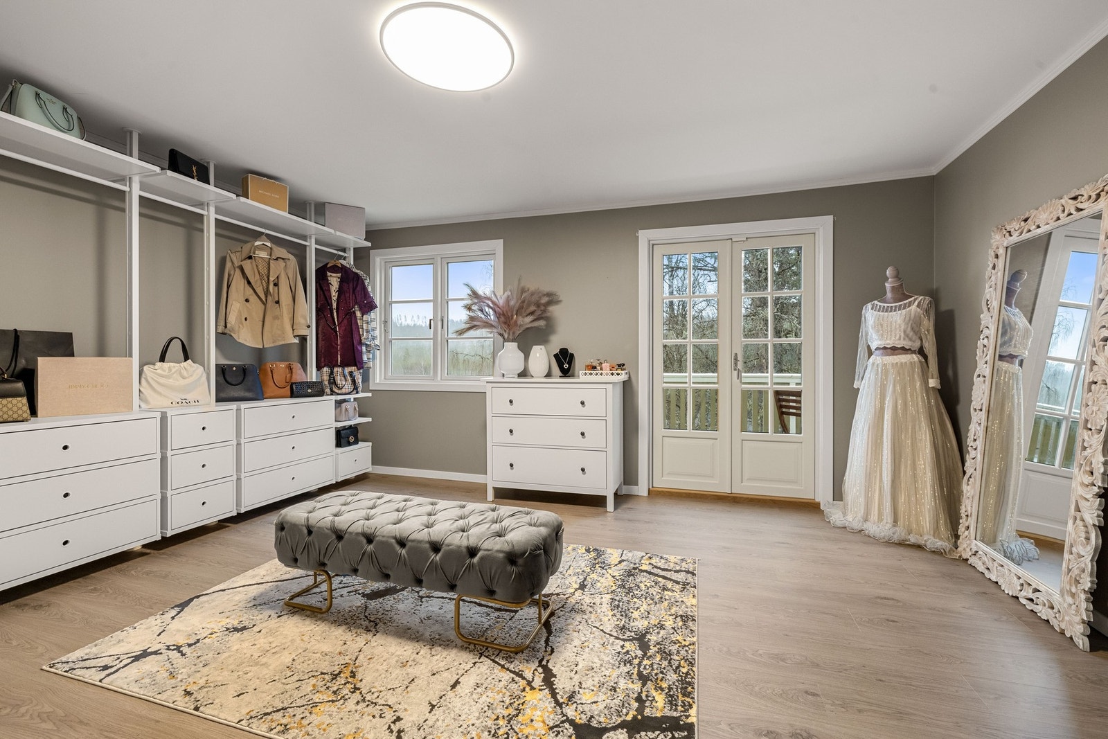 Hovedsoverommet (3) byr også på et stort walk-in closet! Her har du plass til alt du måtte ha av klær. Galleribilde
