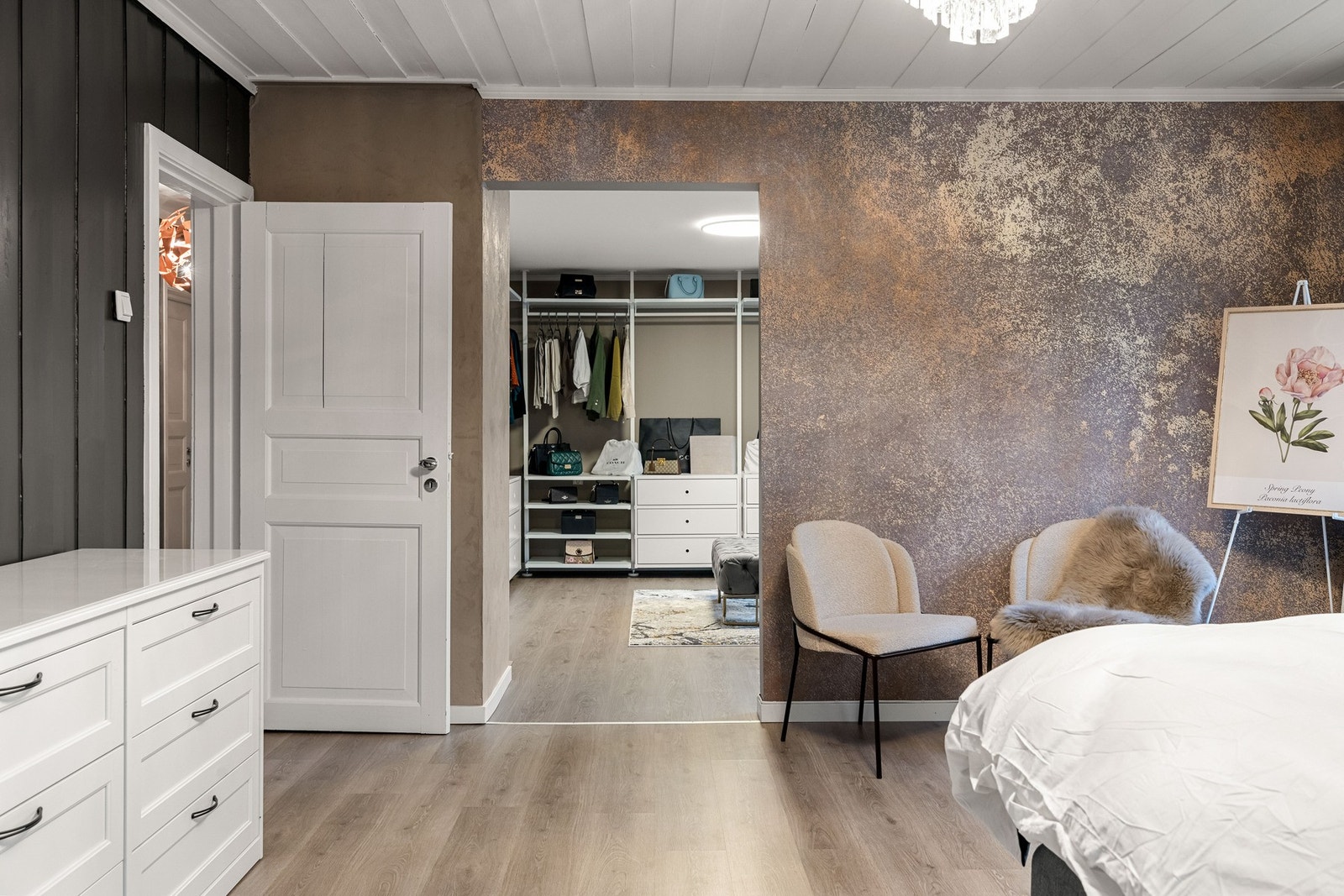 Men hva med garderobe?
Jo, nå skal du få se! Galleribilde