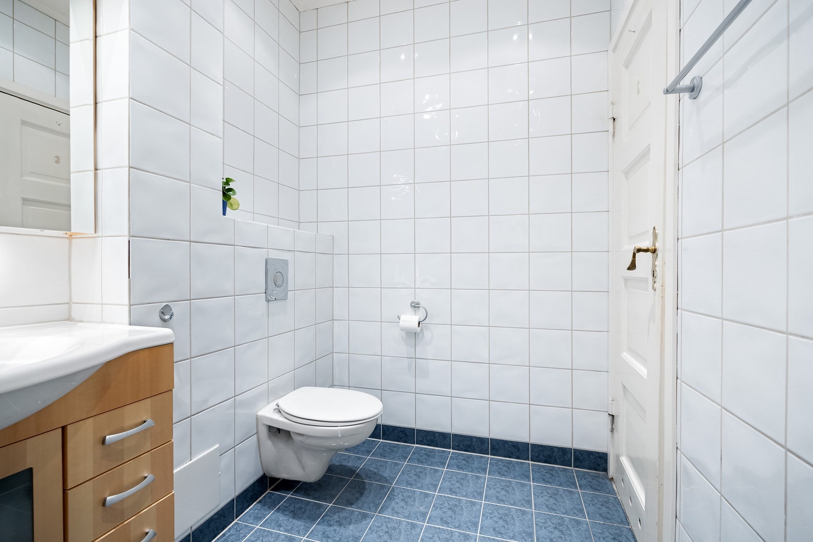 Badet er lyst og tidløst, samt har opplegg for vaskemaskin. Galleribilde