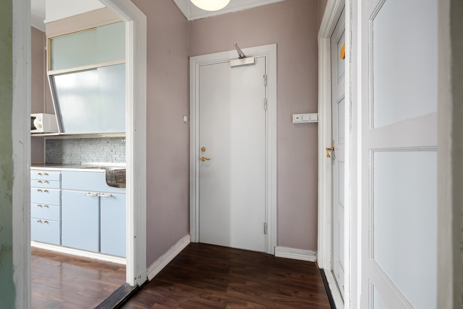 Leiligheten har to innganger. Hovedtrapp og baktrapp. Begge kan benyttes fra to sider av bygget. Galleribilde