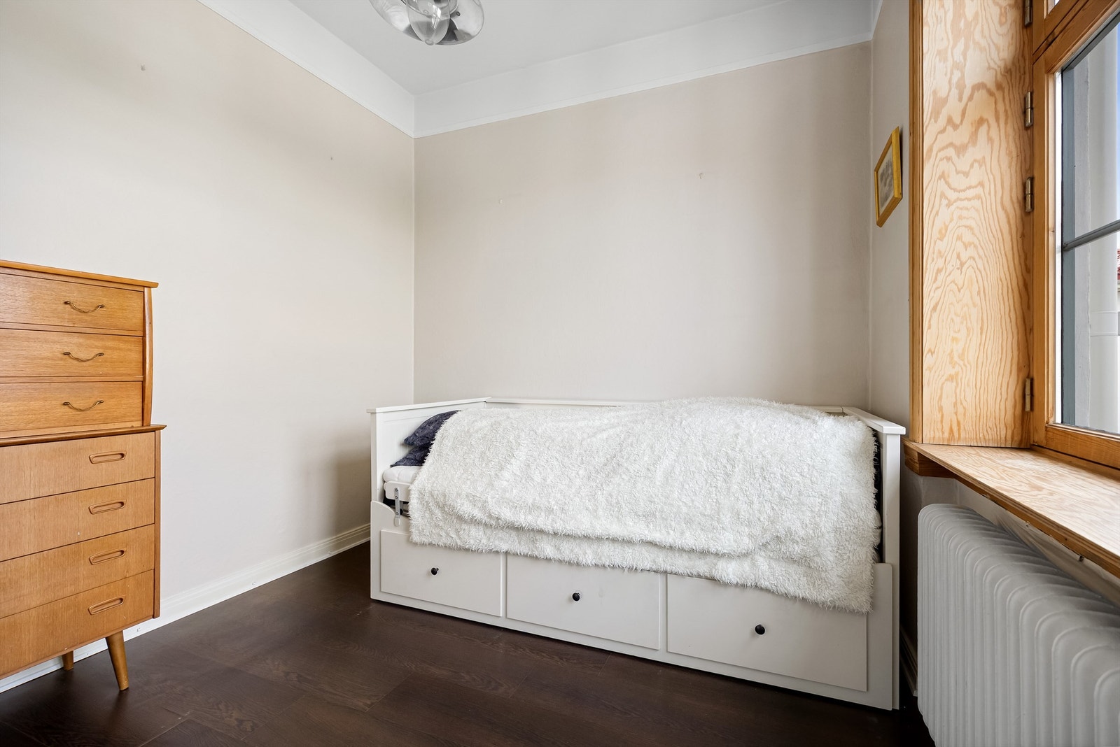 Her er det plass til seng, tilhørende nattbord og annet ved behov. Galleribilde