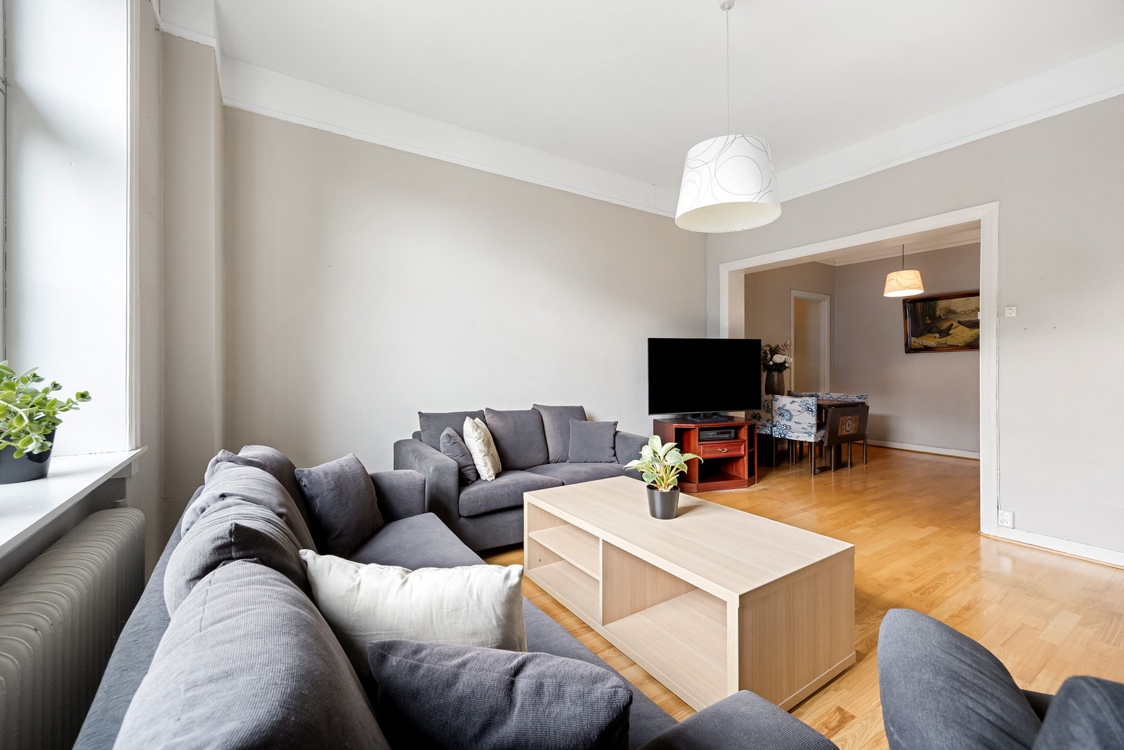 Leiligheten har store vinduer og brede vinduskarmer, som slipper inn rikelig med naturlig lys. Galleribilde