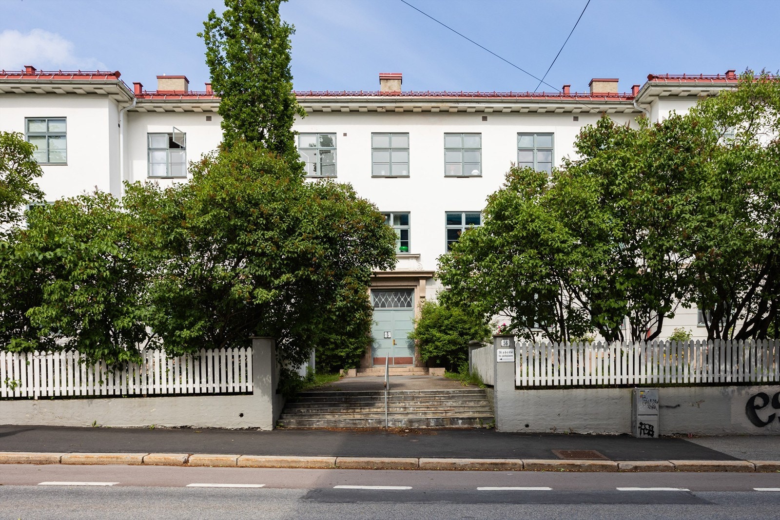 Borettslaget ligger fint og skjermet til i Ullevålsveien med grønn forhage. Galleribilde