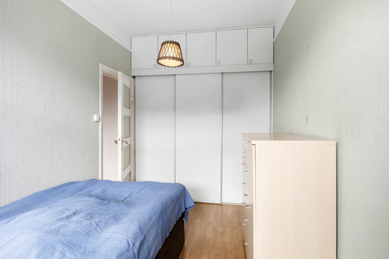 Stor skyvedørsgarderobe, som er perfekt til oppbevaring. Galleribilde