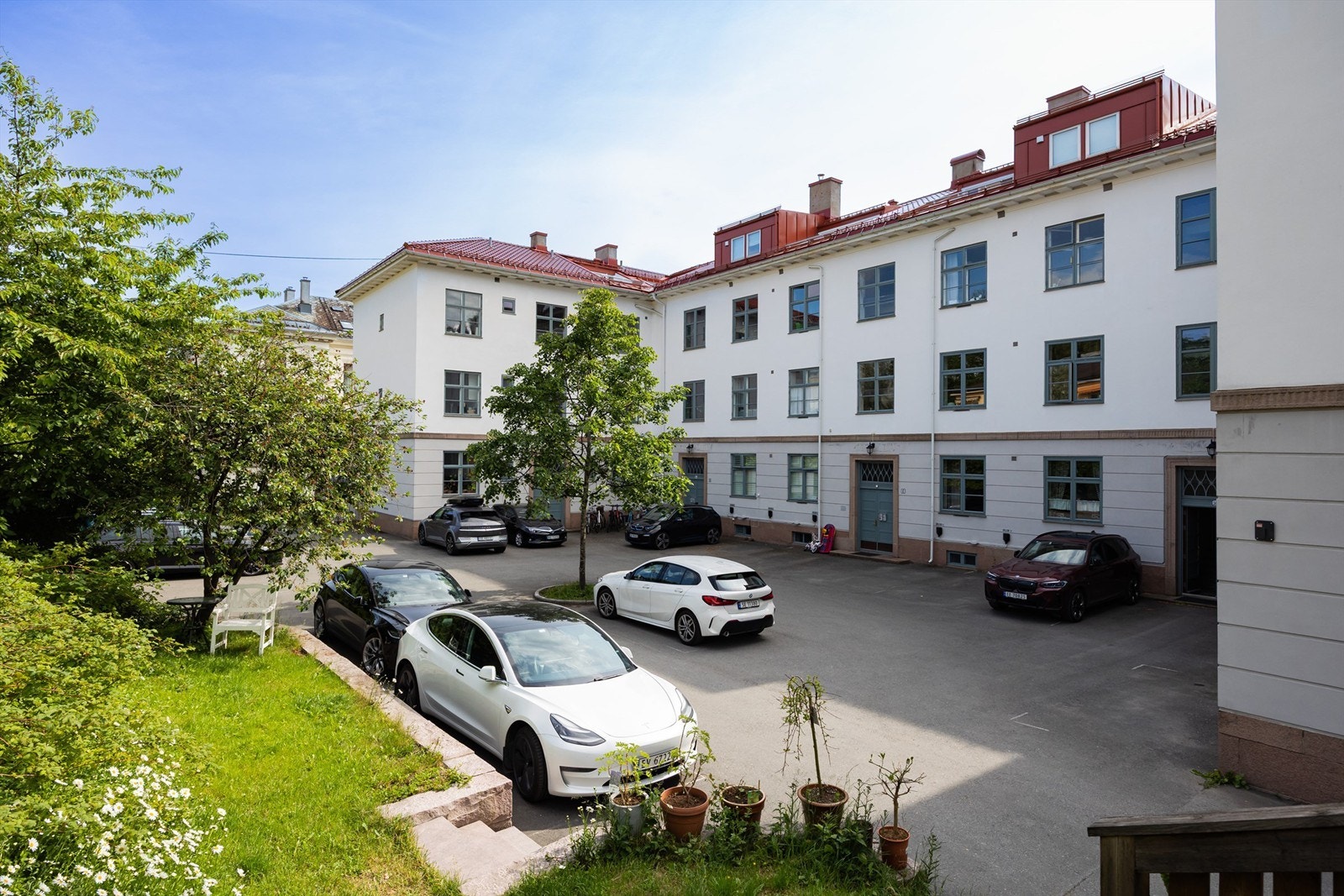 Det er mulighet for å leie parkeringsplass i bakgården. Det er tre plasser som er øremerket gjester. Galleribilde