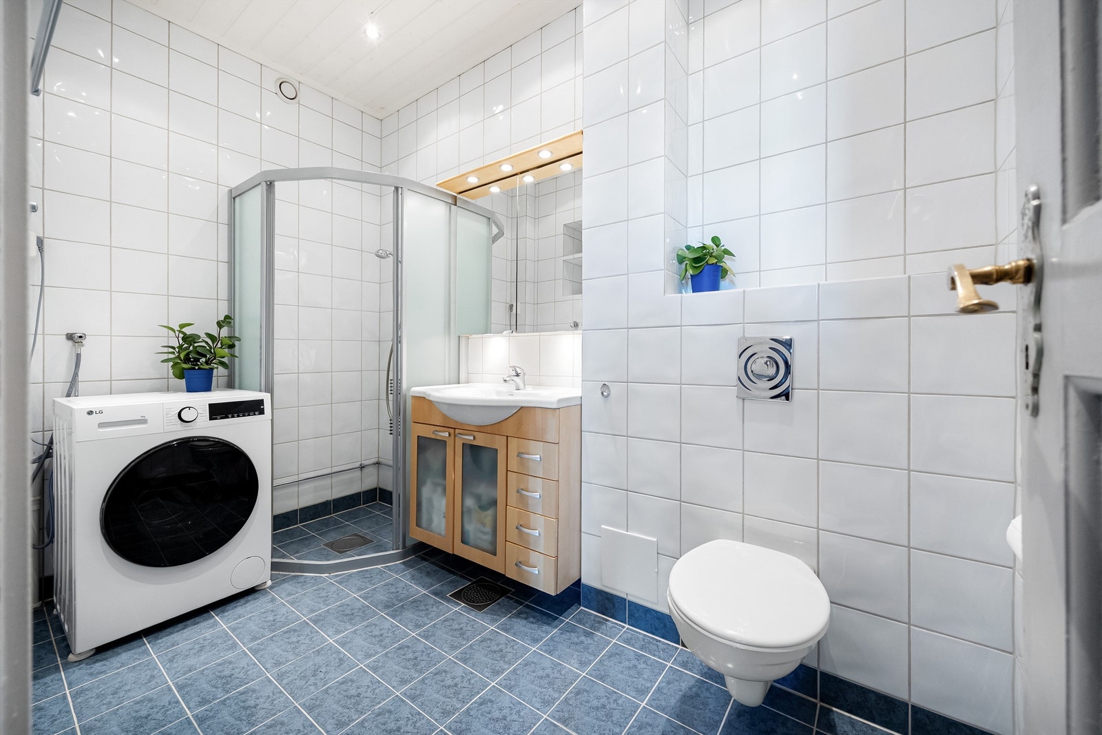 Baderom oppgradert i 2004 verifisert via hjelpesluk. Galleribilde