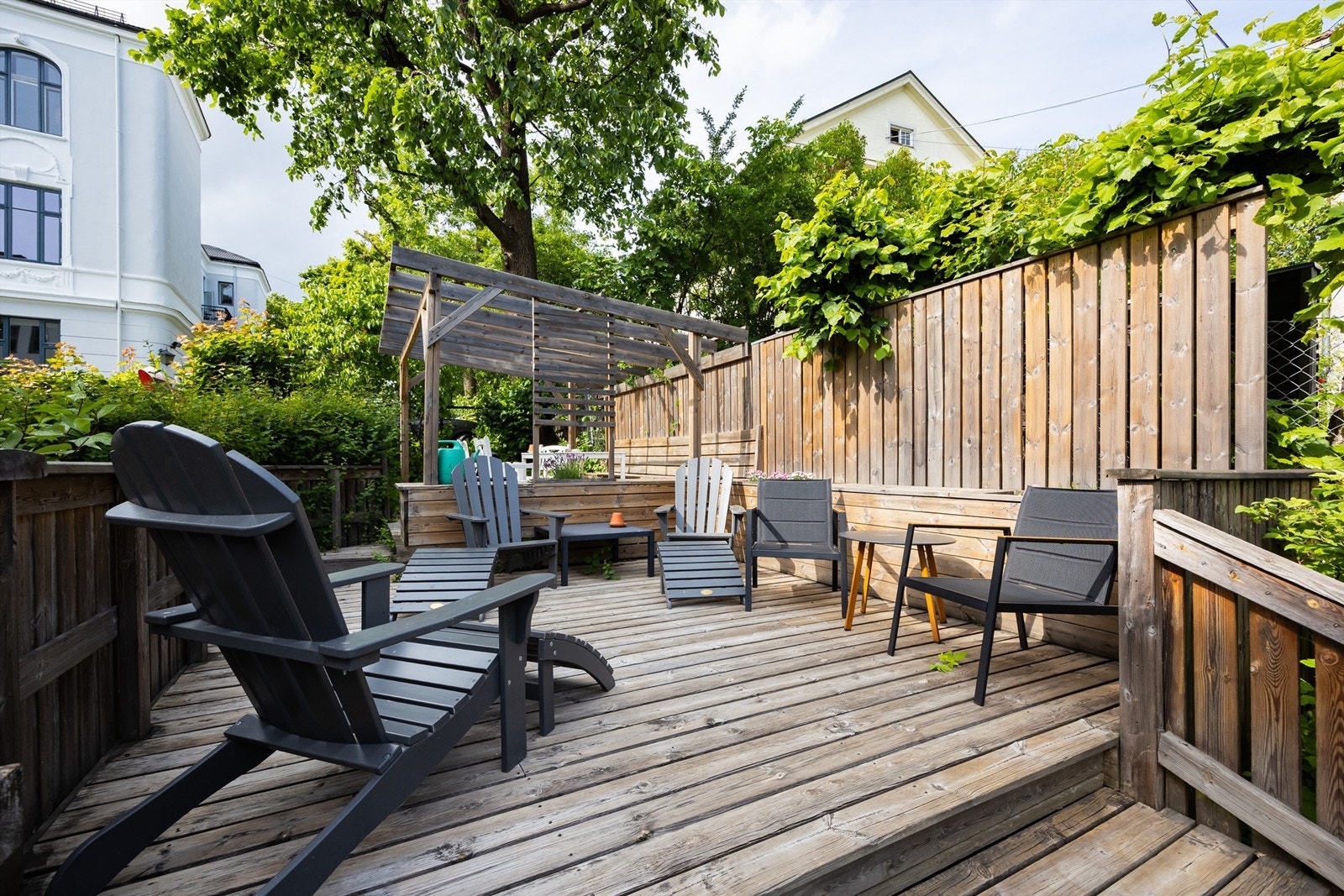 Borettslaget har fått laget en flott terrasse med pergola som beboerne kan benytte. Galleribilde