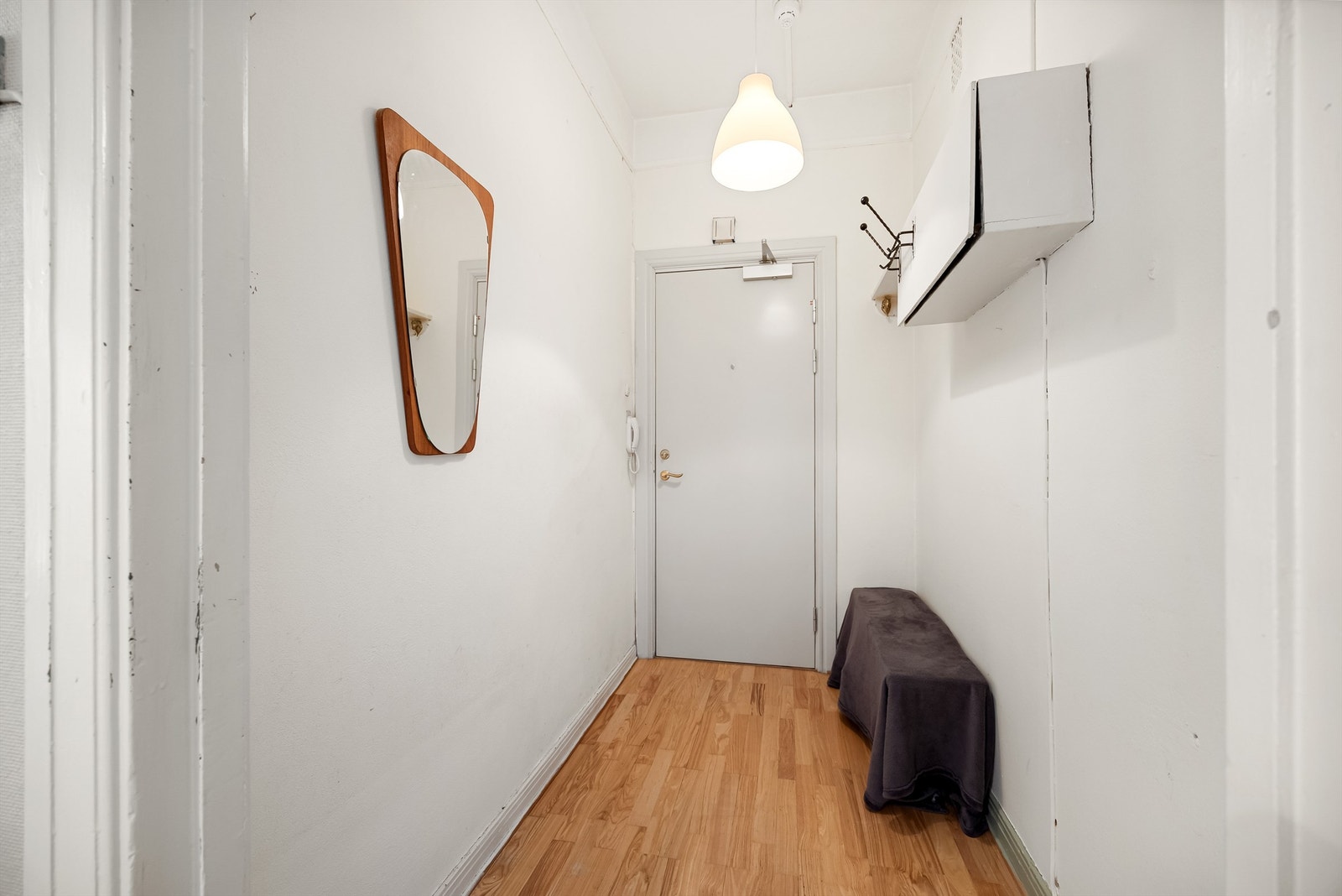 Adkomst via felles trappegang med callinganlegg. Romslig entré med god plass til klesoppheng og oppbevaring av sko. Galleribilde