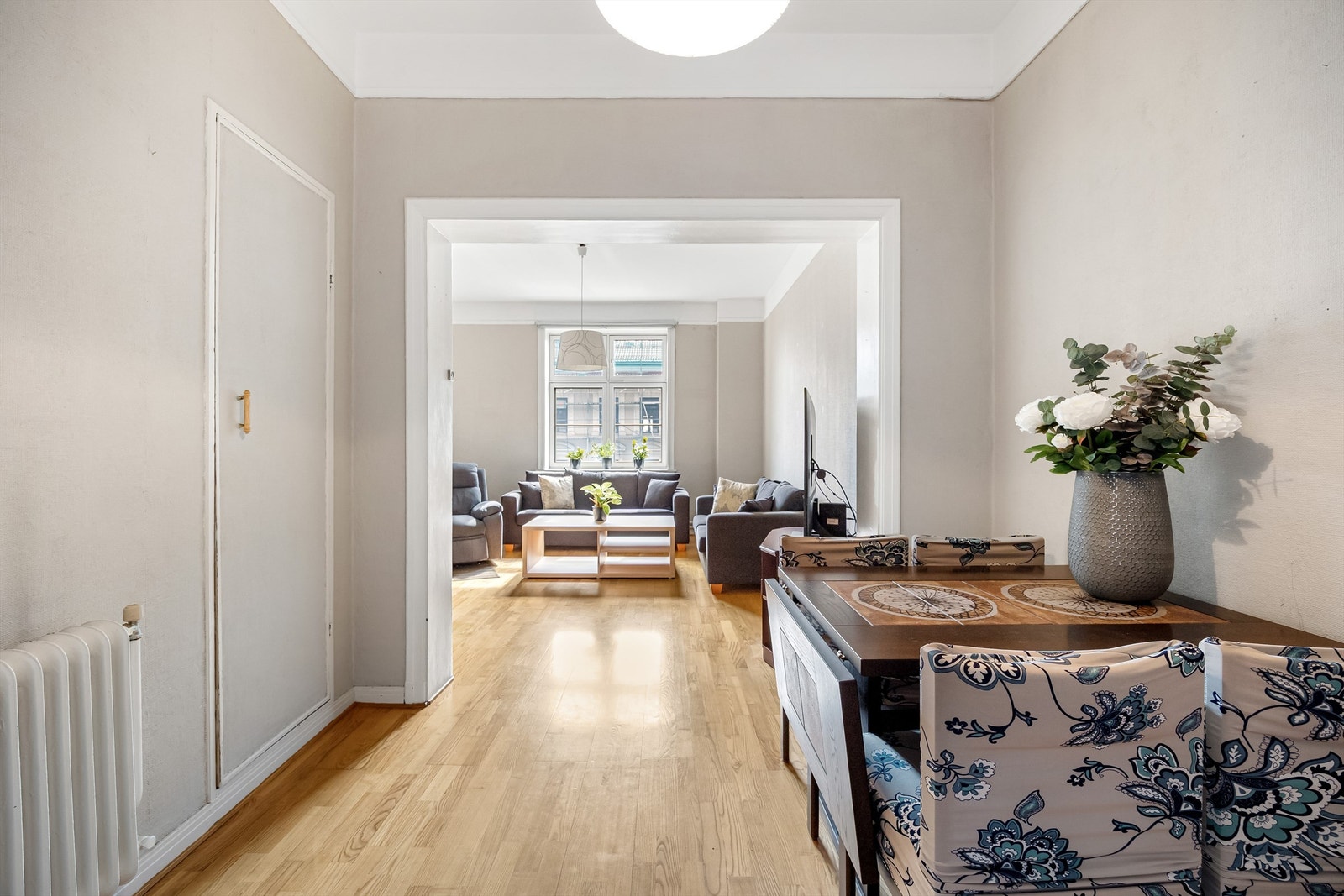 Det er plass til sofagruppe med tilhørende møblement, og det er også plass til spisebord. Galleribilde