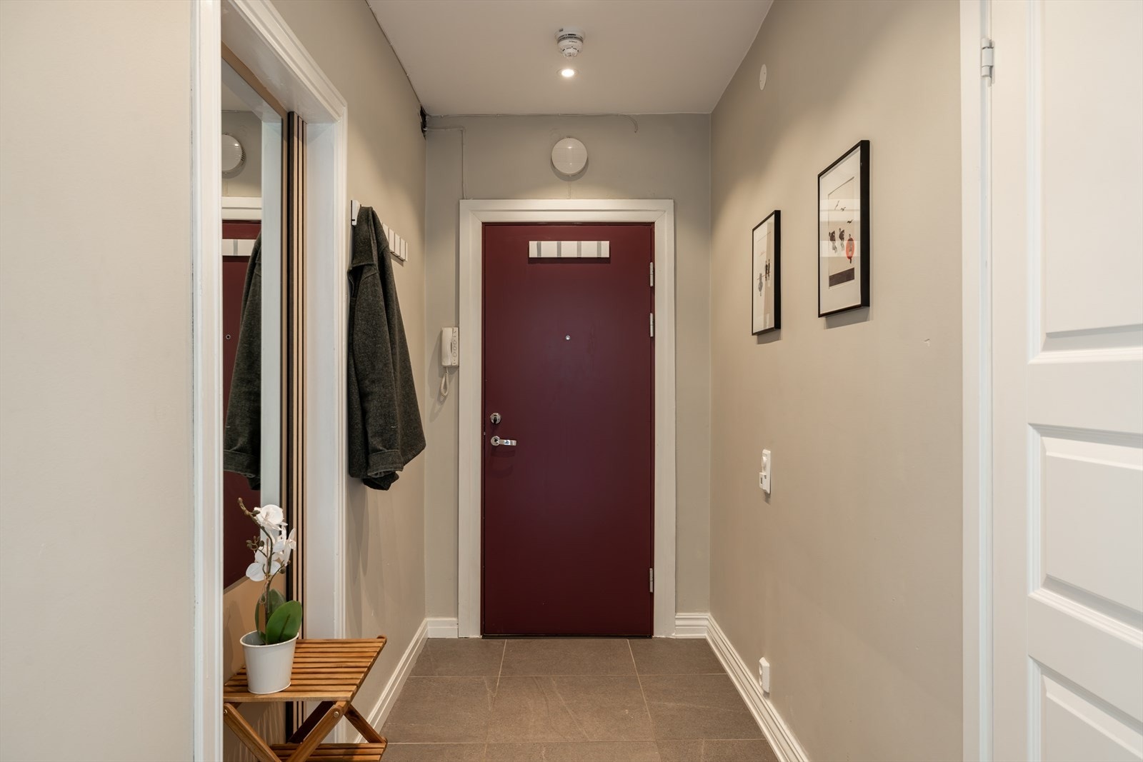 De lyse veggene og pene gulvflisene setter tonen for resten av hjemmet - stilrent og delikat Galleribilde