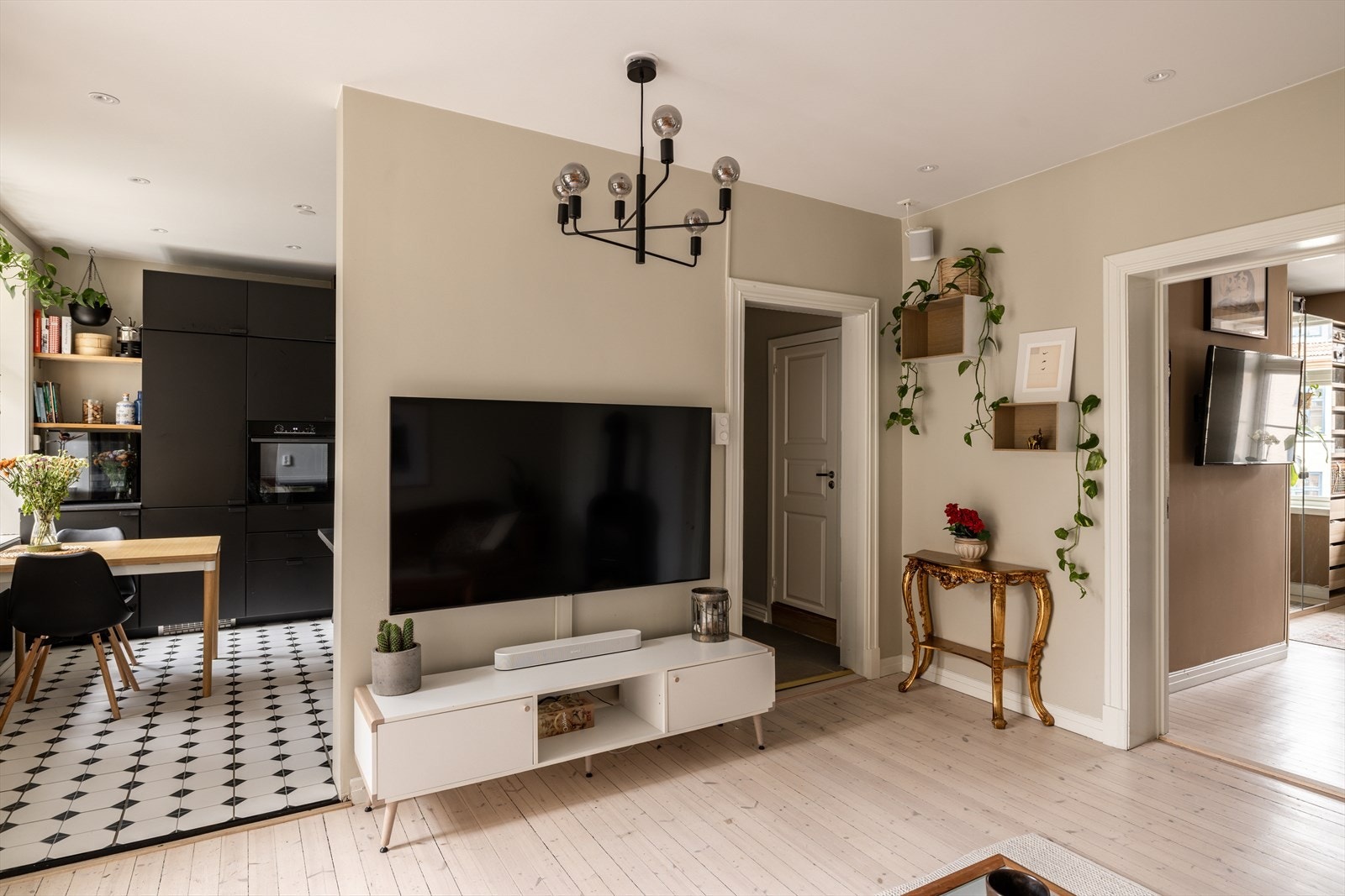 Her er det rikelig med plass til sofagruppe, spisebord og TV Galleribilde