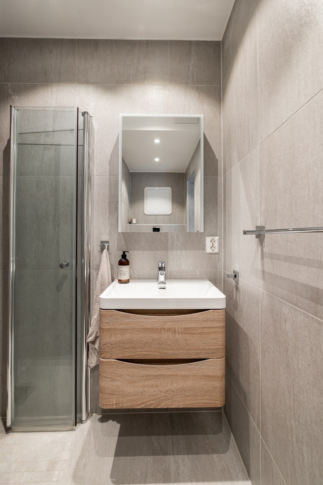 Lekre og tidsriktige fliser på vegger og gulv, samt elektrisk gulvvarme. Galleribilde