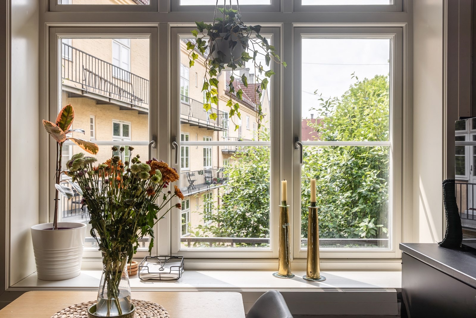 Store vindusflater og brede vinduskarmer underbygger den klassiske boligdrømmen. Galleribilde