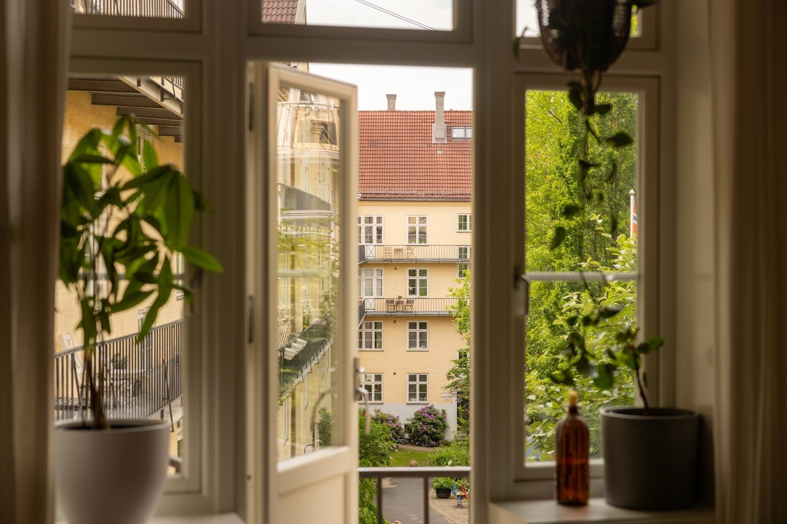 Leiligheten har gjennomgående planløsning med separat kjøkken, og utgang til en brannbalkong vendt mot hyggelig bakgård Galleribilde