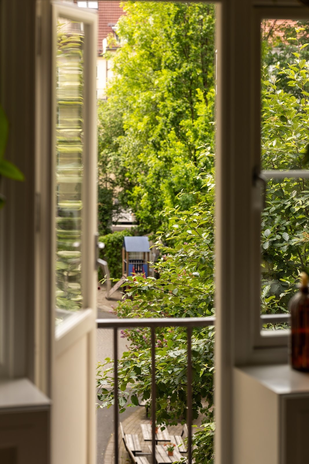 Fra stuen er det utgang til en sørvendt brannbalkong som vender mot bakgården Galleribilde