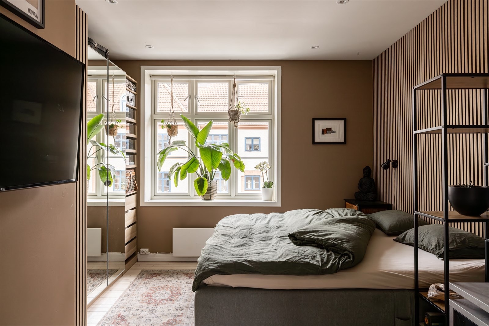 Leiligheten kan skilte med et stort soverom med plass til dobbeltseng og garderobe Galleribilde