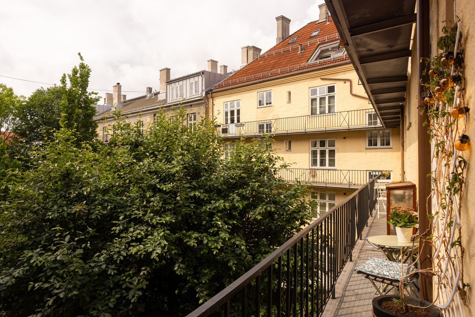 Hyggelig, grønt utsyn mot borettslagets fellesområder Galleribilde