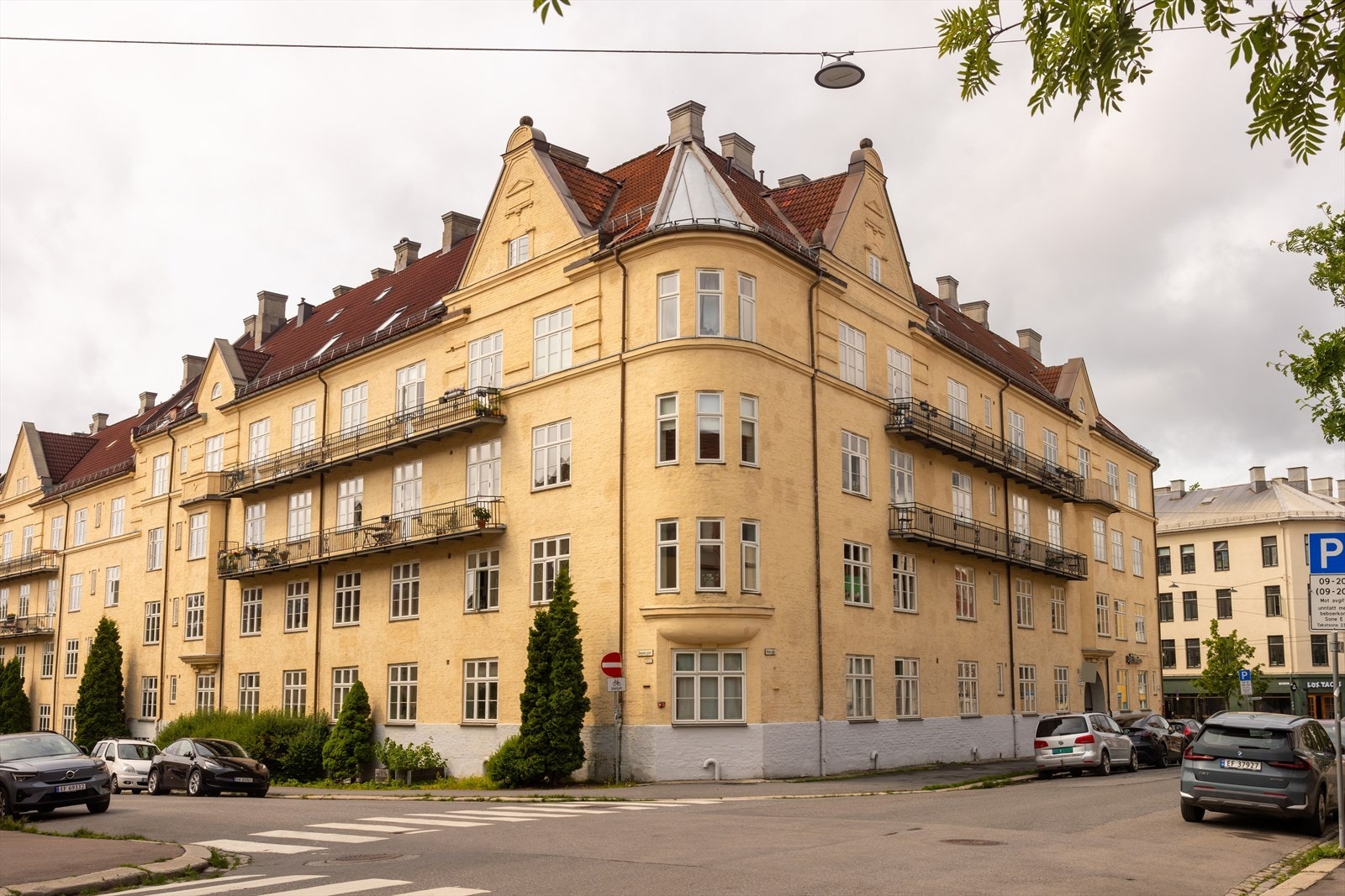 Hvis du er opptatt av å bo godt og ha alt av fasiliteter i umiddelbar nærhet, er dette leiligheten for deg. Velkommen til visning! Galleribilde