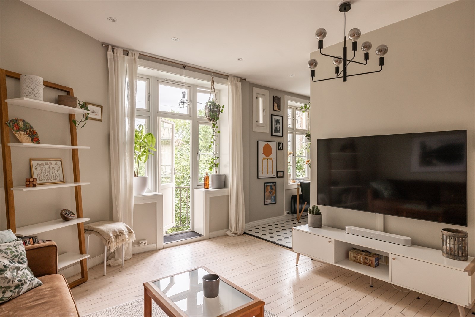 Lys og luftig stue med en behagelig atmosfære som inviterer til både avslapning og hyggelige sammenkomster Galleribilde