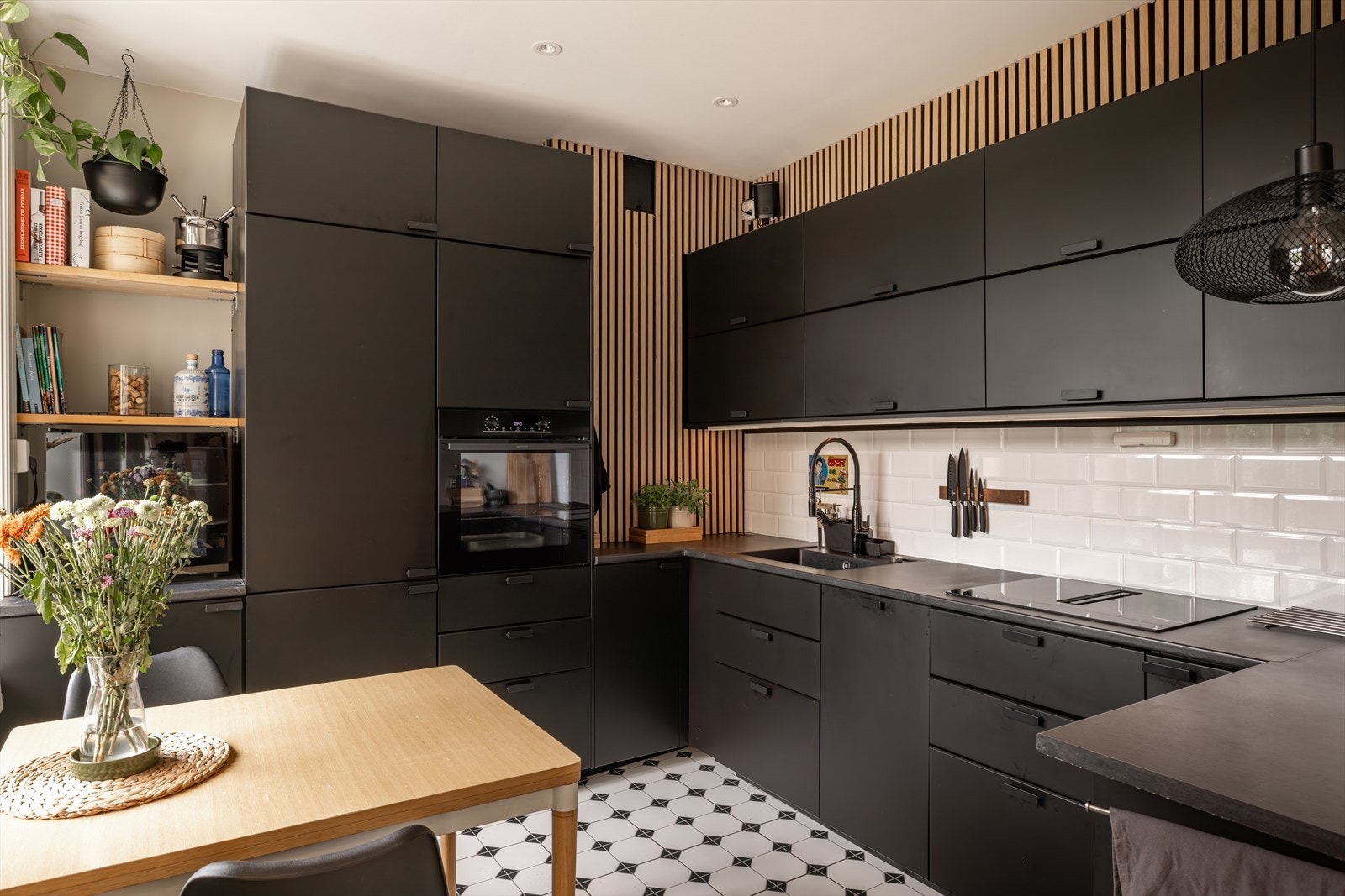 Kjøkkenet er utstyrt med integrert kombiskap, oppvaskmaskin, stekeovn, vaskemaskin og platetopp med innfelt ventilator Galleribilde