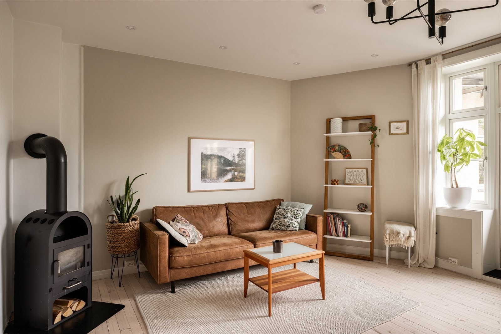 Store, vakre vindusflater gir fine lysforhold Galleribilde