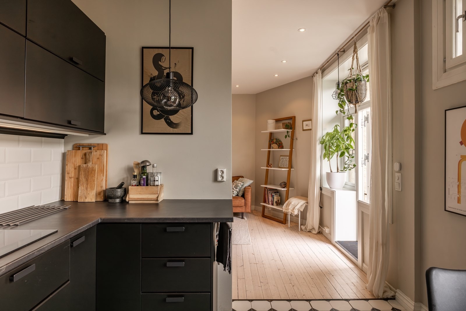 Sosial og praktisk romløsning med delvis åpen stue-/kjøkkenløsning Galleribilde