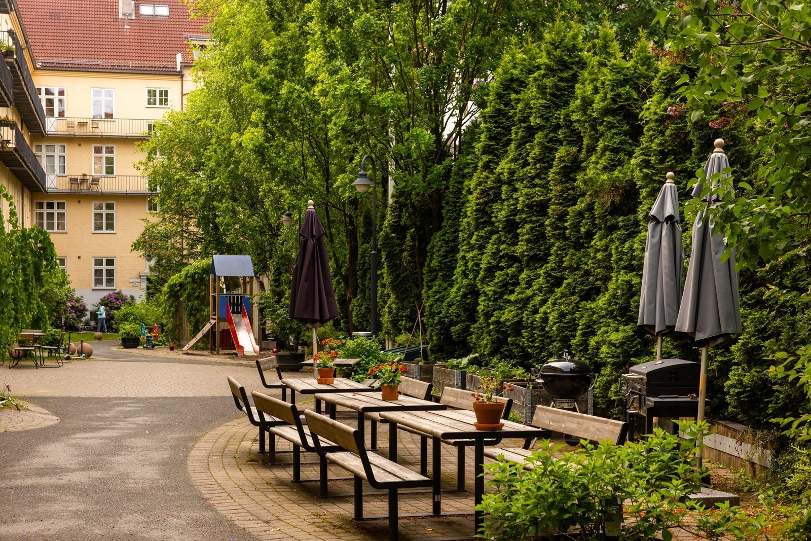 Gårdreform Snø og Grønt AS utfører hagestell og snøbrøyting. Hagestell omfatter bakgården samt langs Omsens gate og Hegermanns gate. Galleribilde