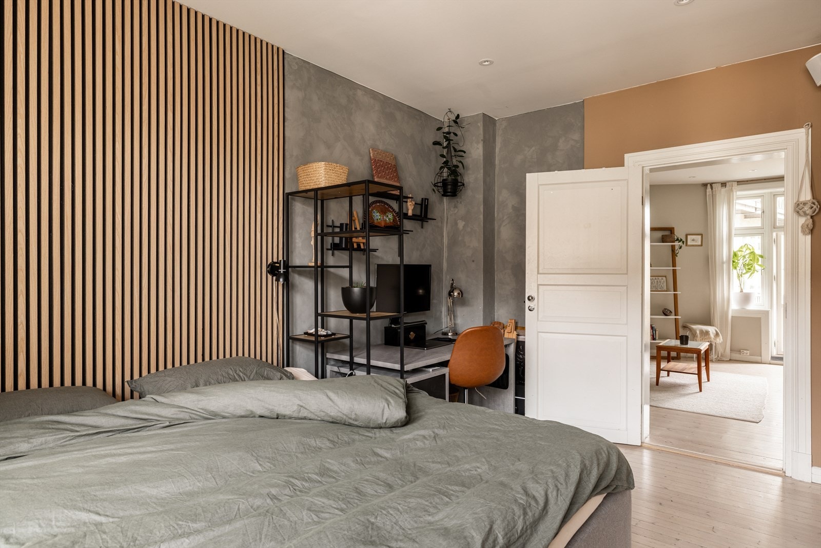 Praktisk kontornisje i hjørnet av rommet. Galleribilde