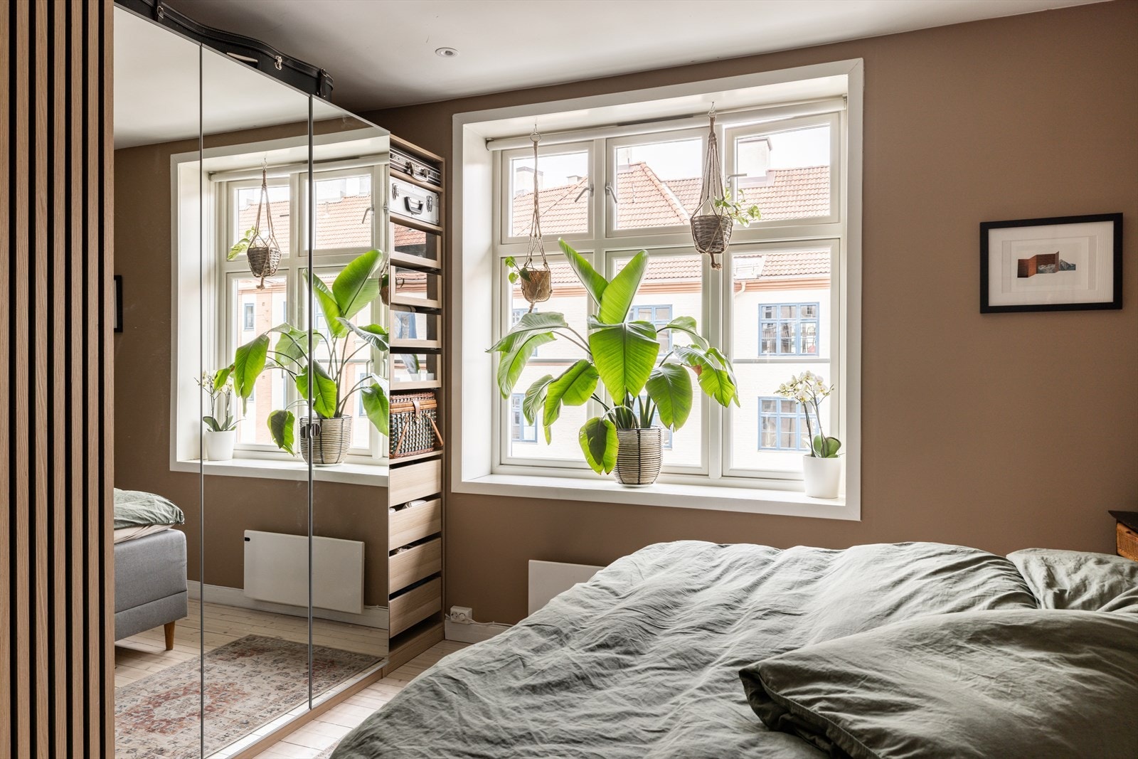 Gode oppbevaringsmuligheter i stort garderobeskap Galleribilde