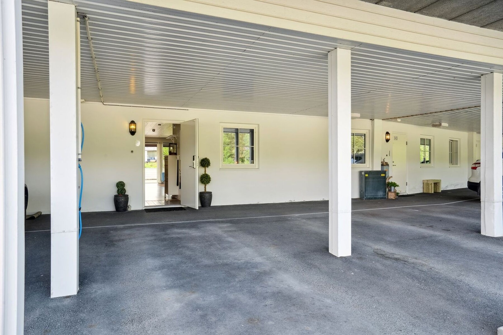 Leiligheten disponerer en parkeringsplass med el-bil lader i tilknytning inngangspartiet. Galleribilde