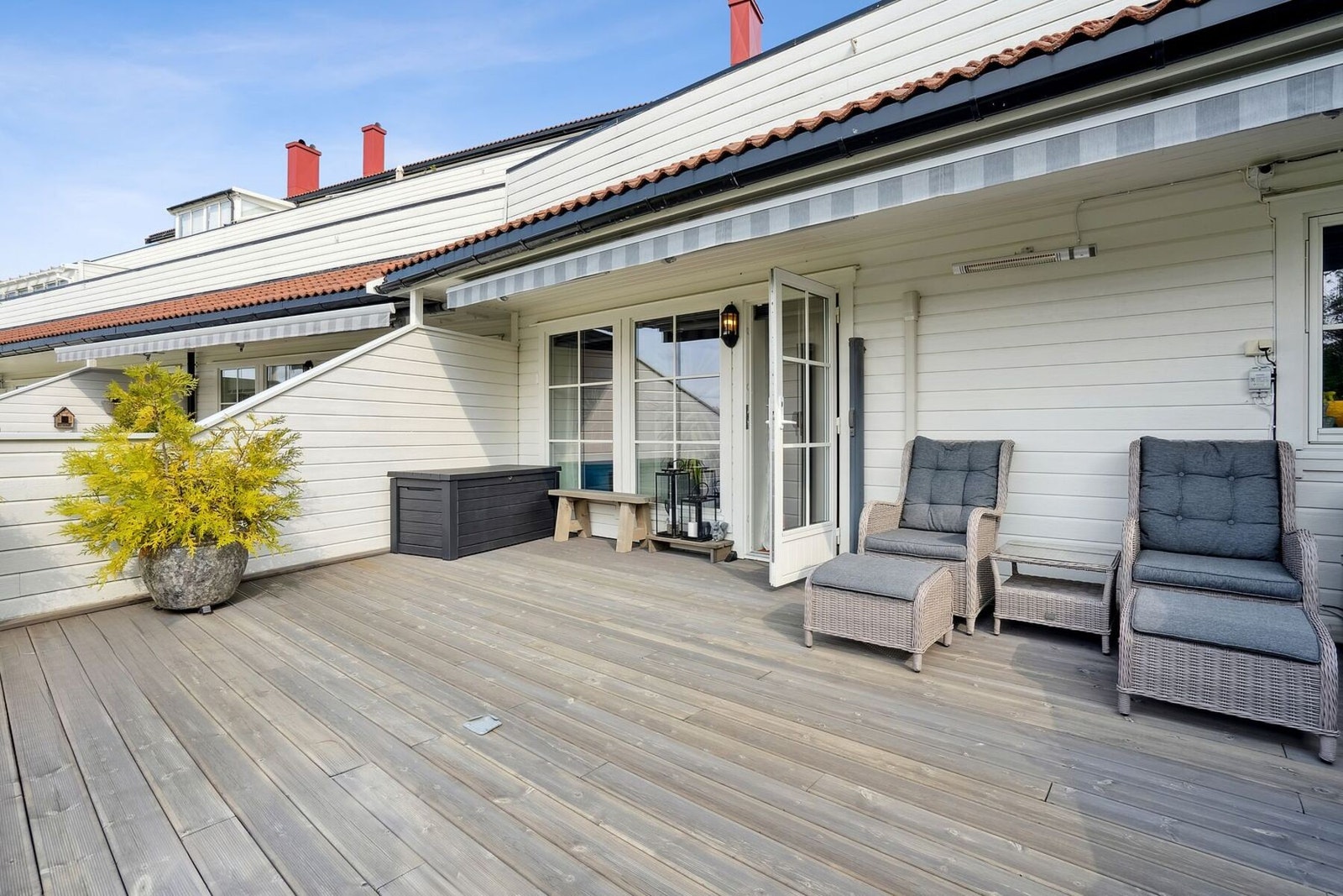 Fra stuen har man direkte utgang til en romslig sørvendt terrasse på hele 33 kvadratmeter. Galleribilde