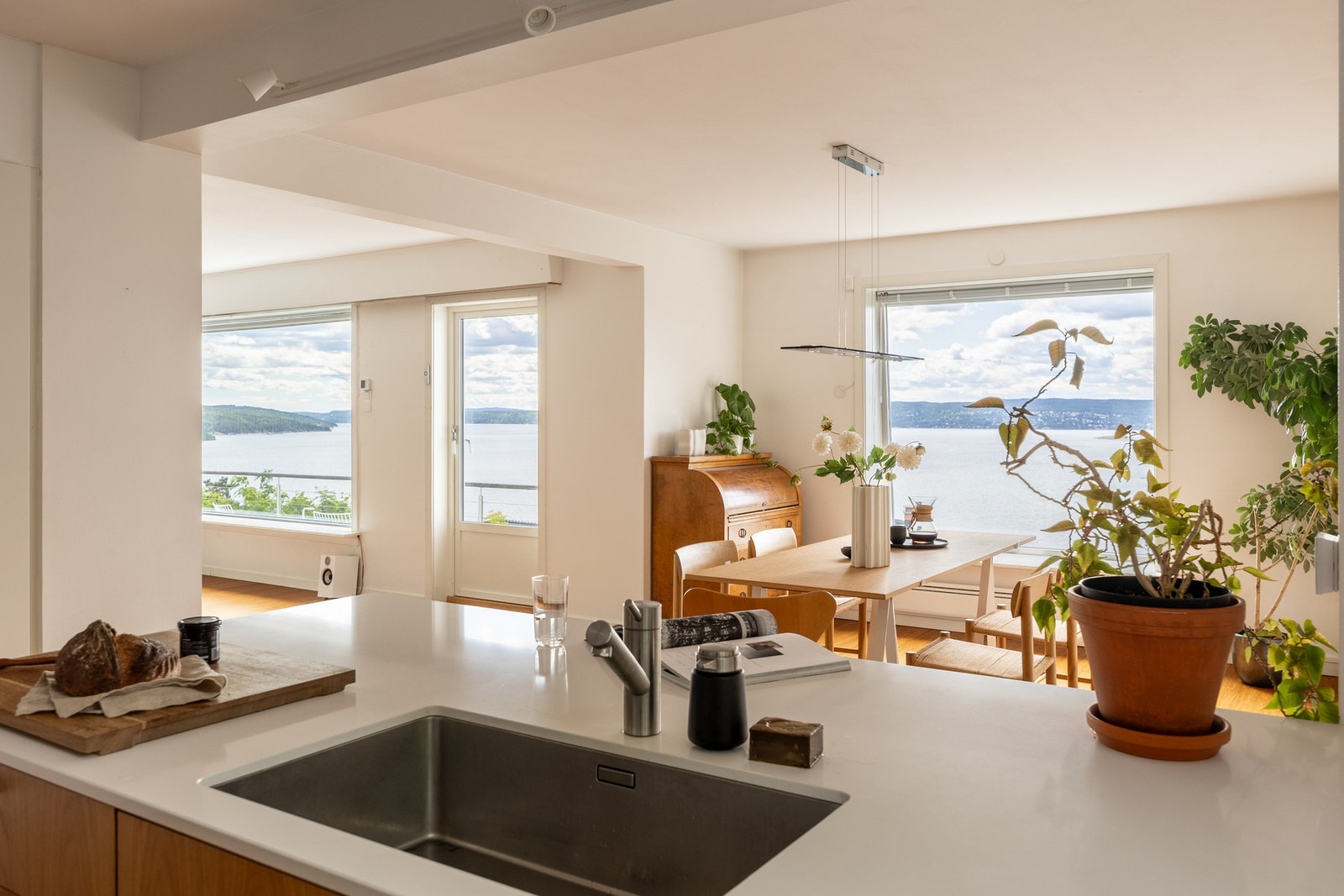 Her kan man nyte en fantastisk fjordutsikt mens man laget et måltid. Galleribilde