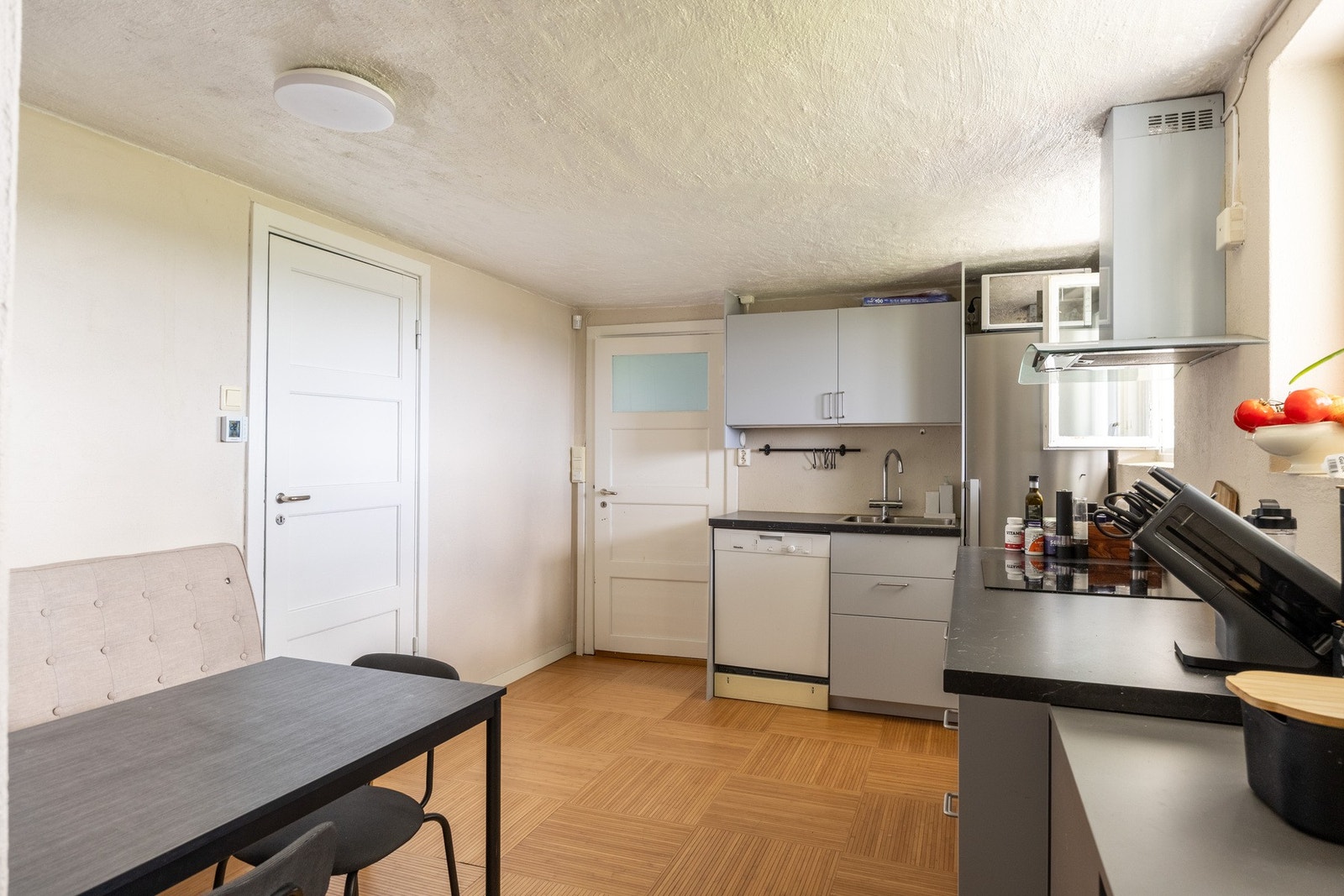 Praktisk åpen kjøkkenløsning med innredning fra 2011 med glatte fronter. Galleribilde