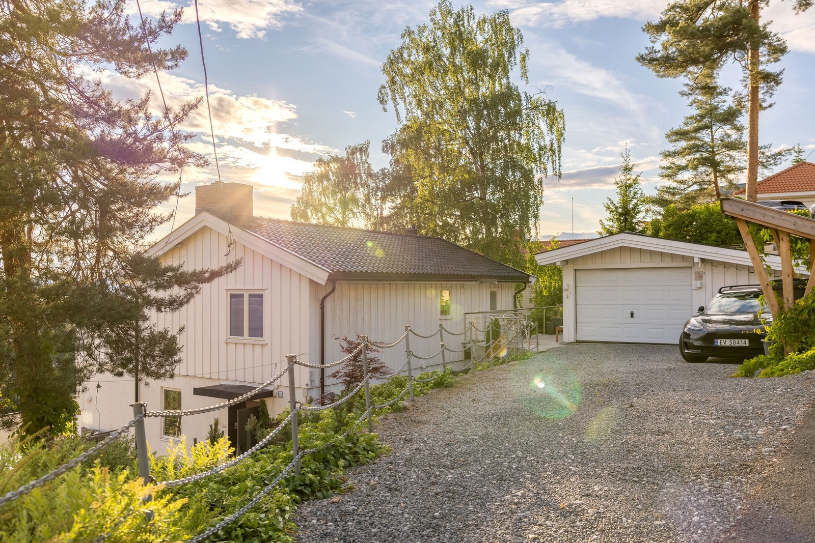 Frittstående garasje med bod oppmålt til 34 kvm. Galleribilde