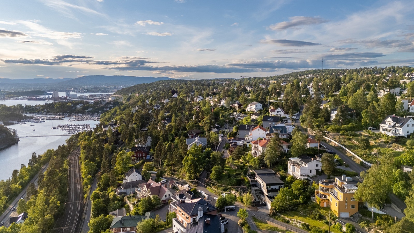 Området er svært barnevennlig og rolig med kort avstand til både Sæter, Holtet og Lambertseter med servicetilbud og kollektivtilbud. Galleribilde