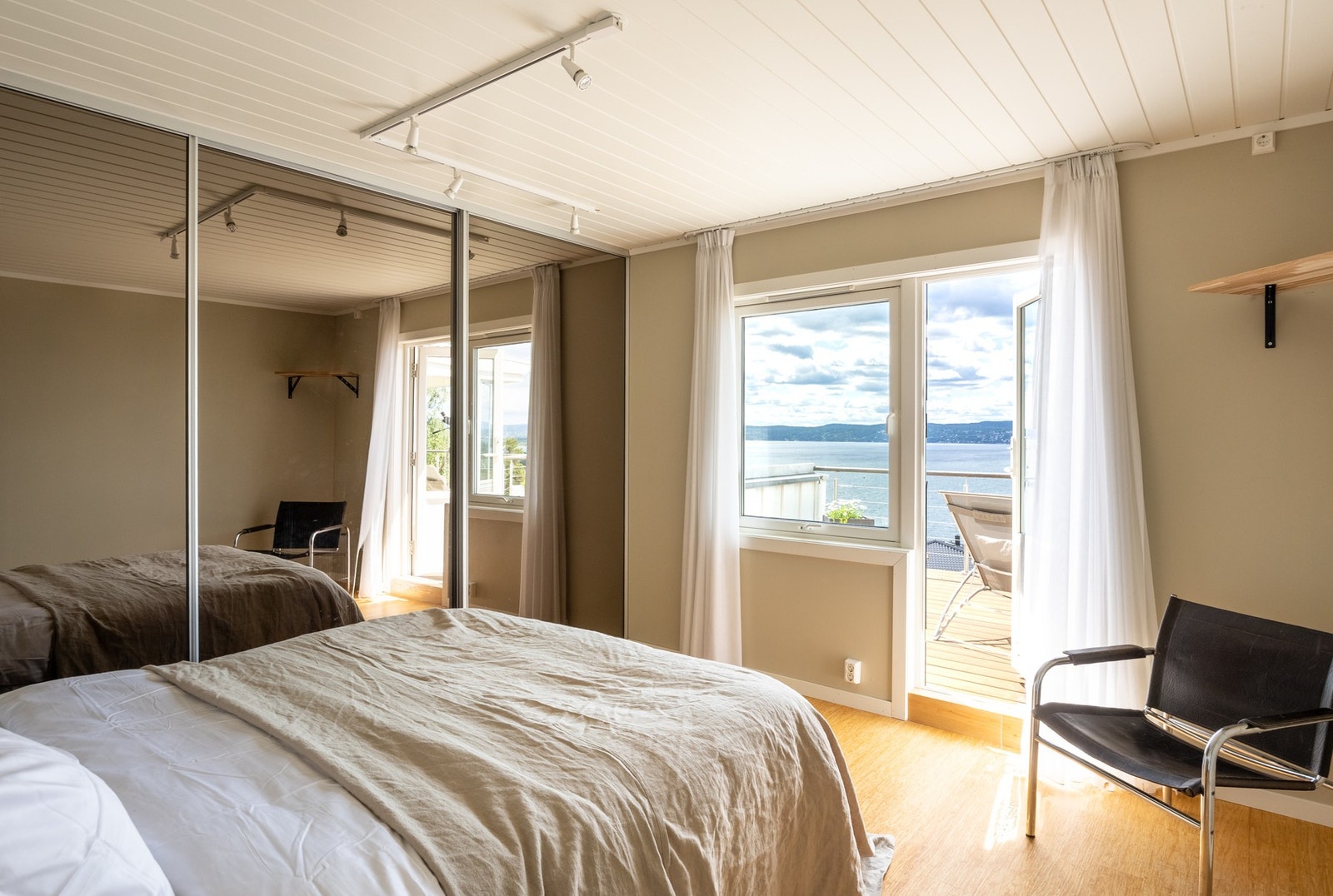 Utgang fra soverom 1 og 2 til terrasse på 20 kvm. Galleribilde