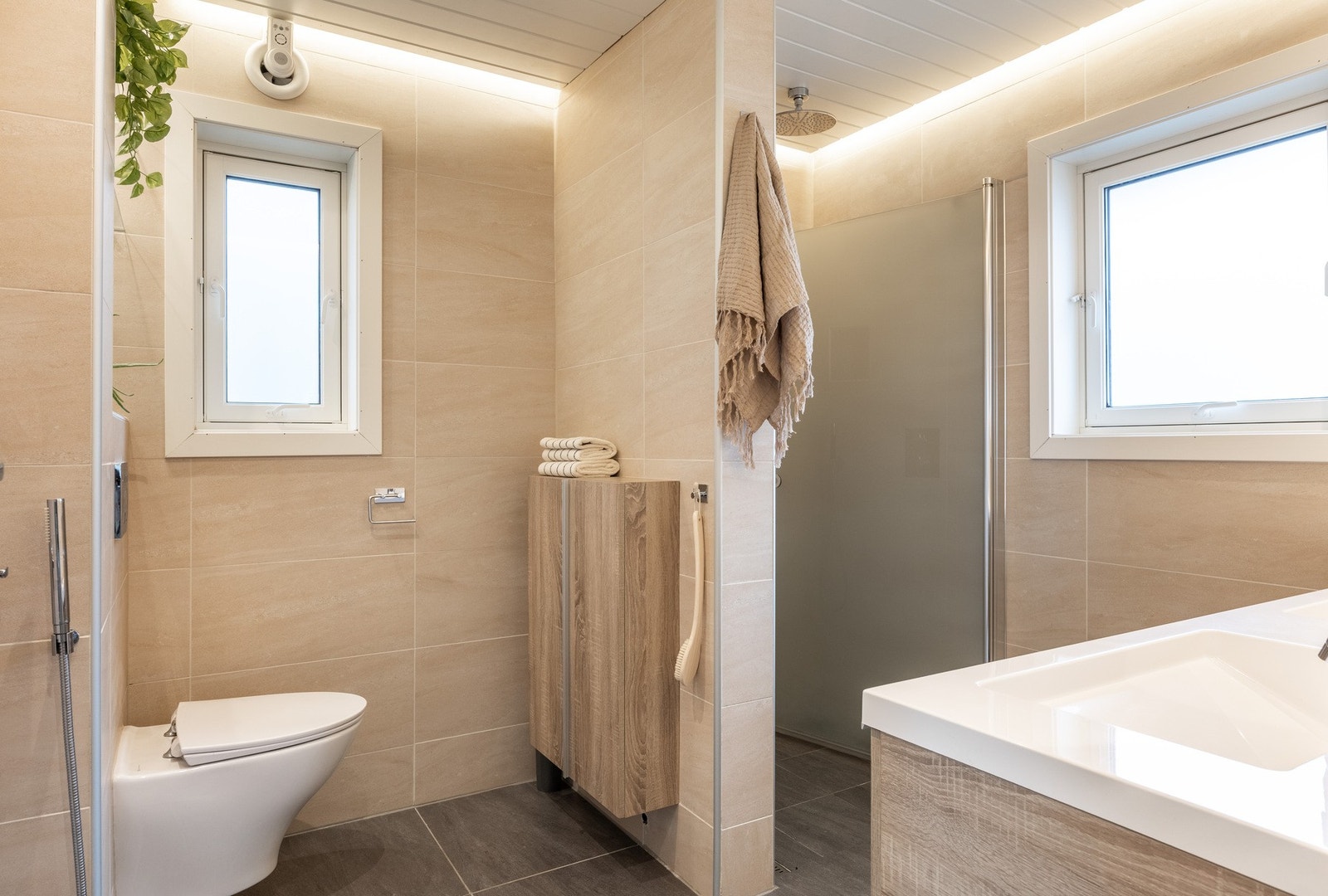 Pent baderom fra 2020 med flislagt gulv med varme og flislagte vegger. Galleribilde