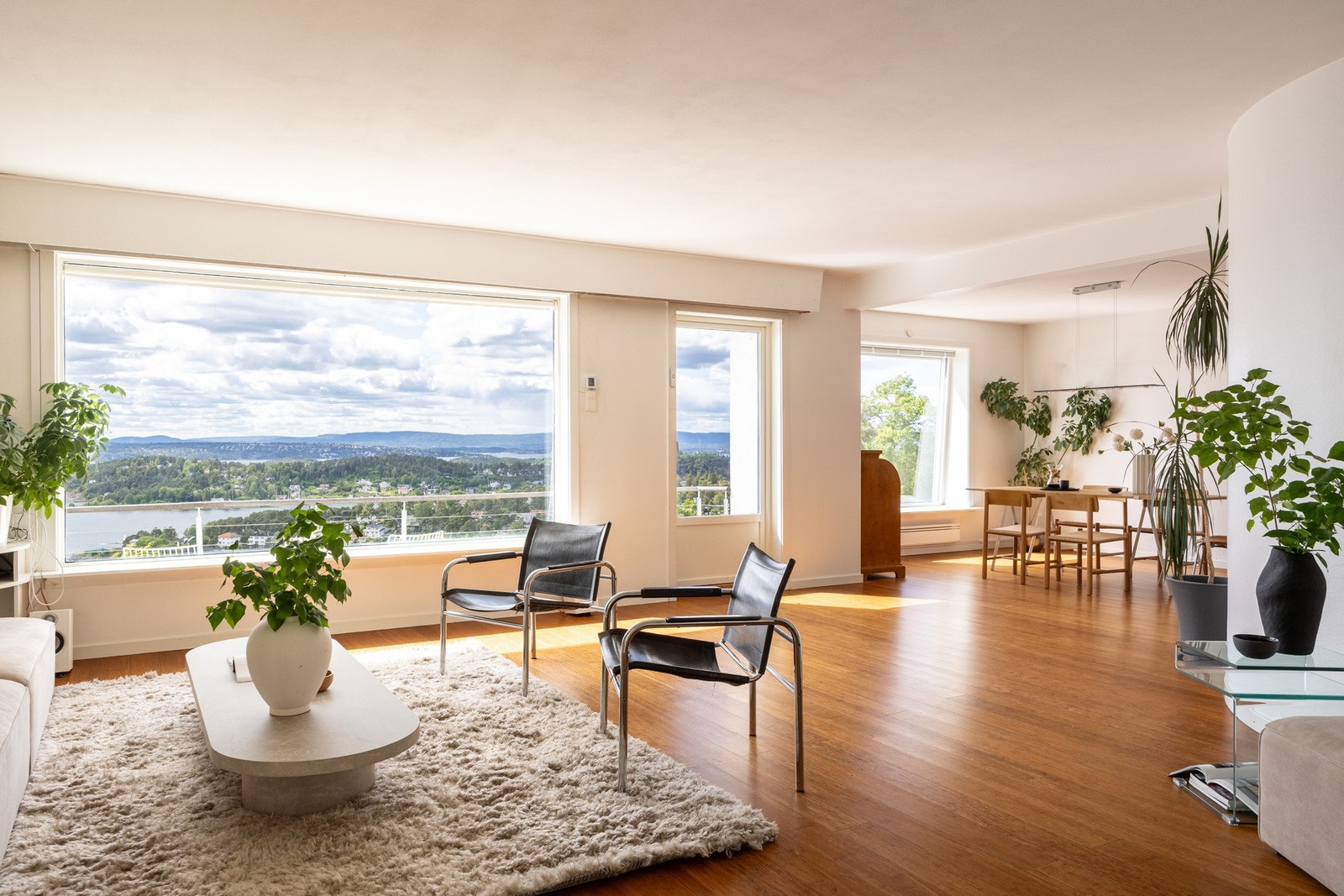 Stor unik enebolig over tre plan med fantastisk fjordutsikt, skjermet hage, garasje og hybel. Galleribilde