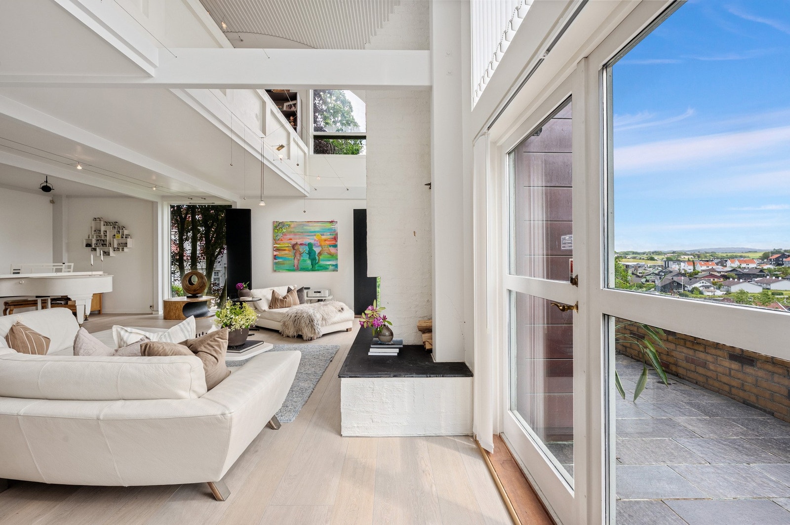 Fint å kunne oppholde seg i ulike soner. Nydelig lysinnslipp, som er nøye planlagt av arkitekt. Galleribilde