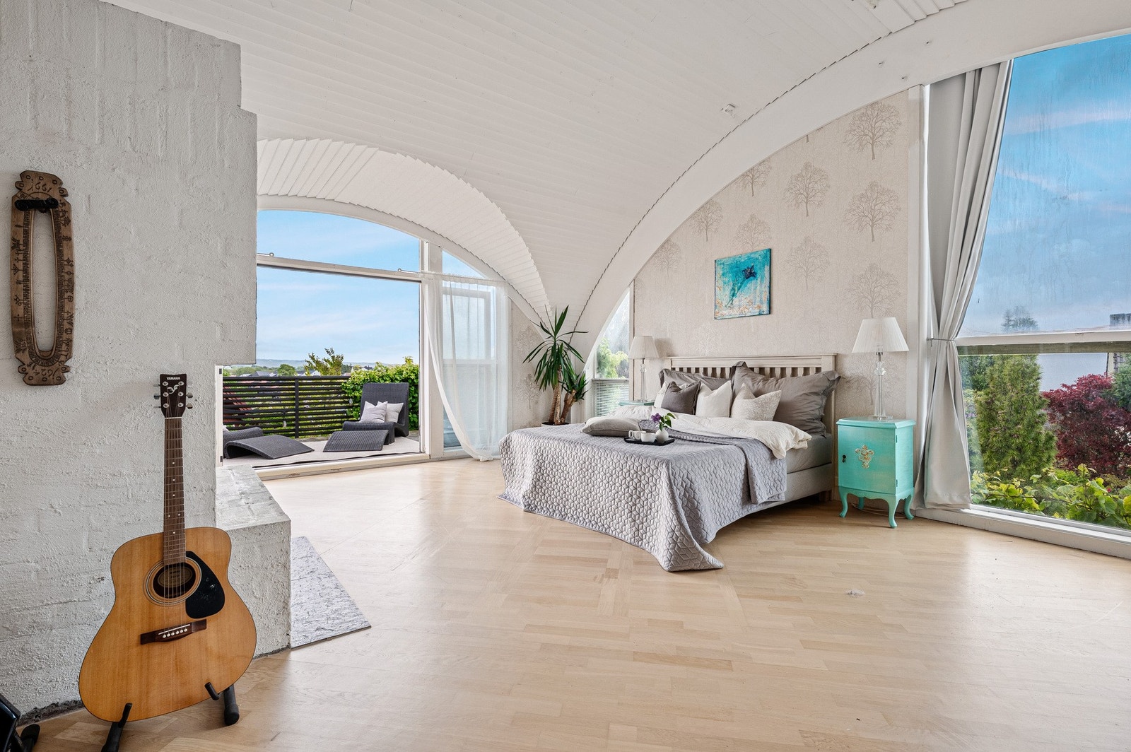 Stort soverom med balkong Galleribilde