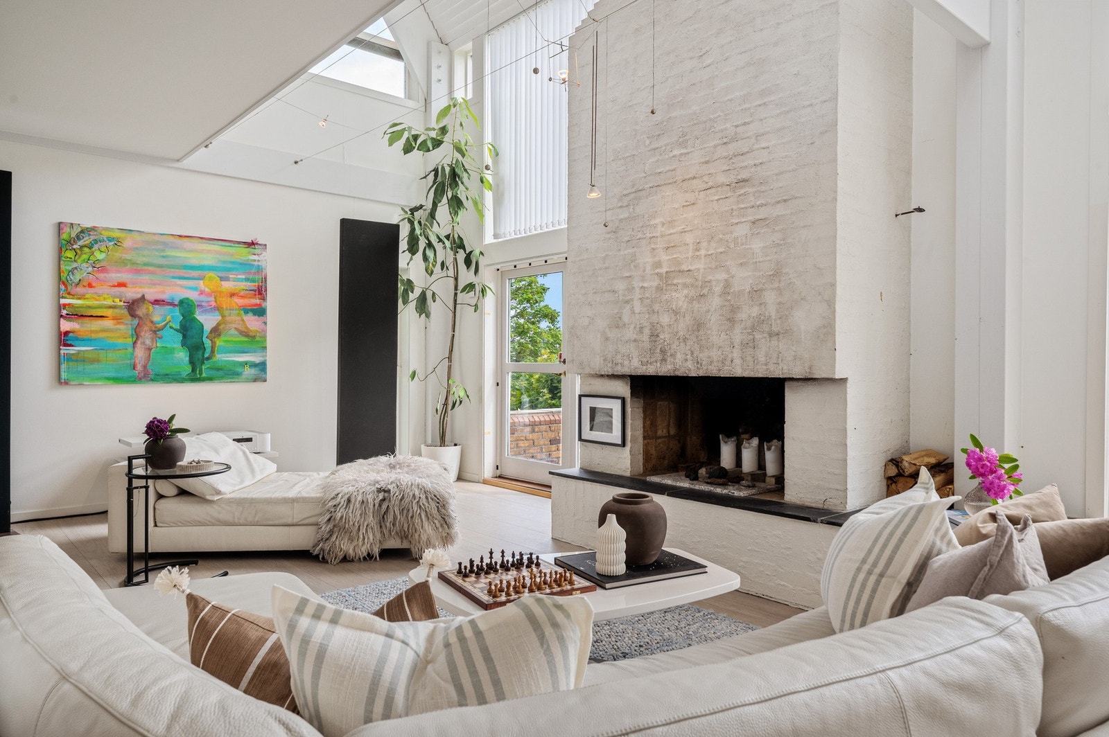 Salong ved en av boligens peiser Galleribilde