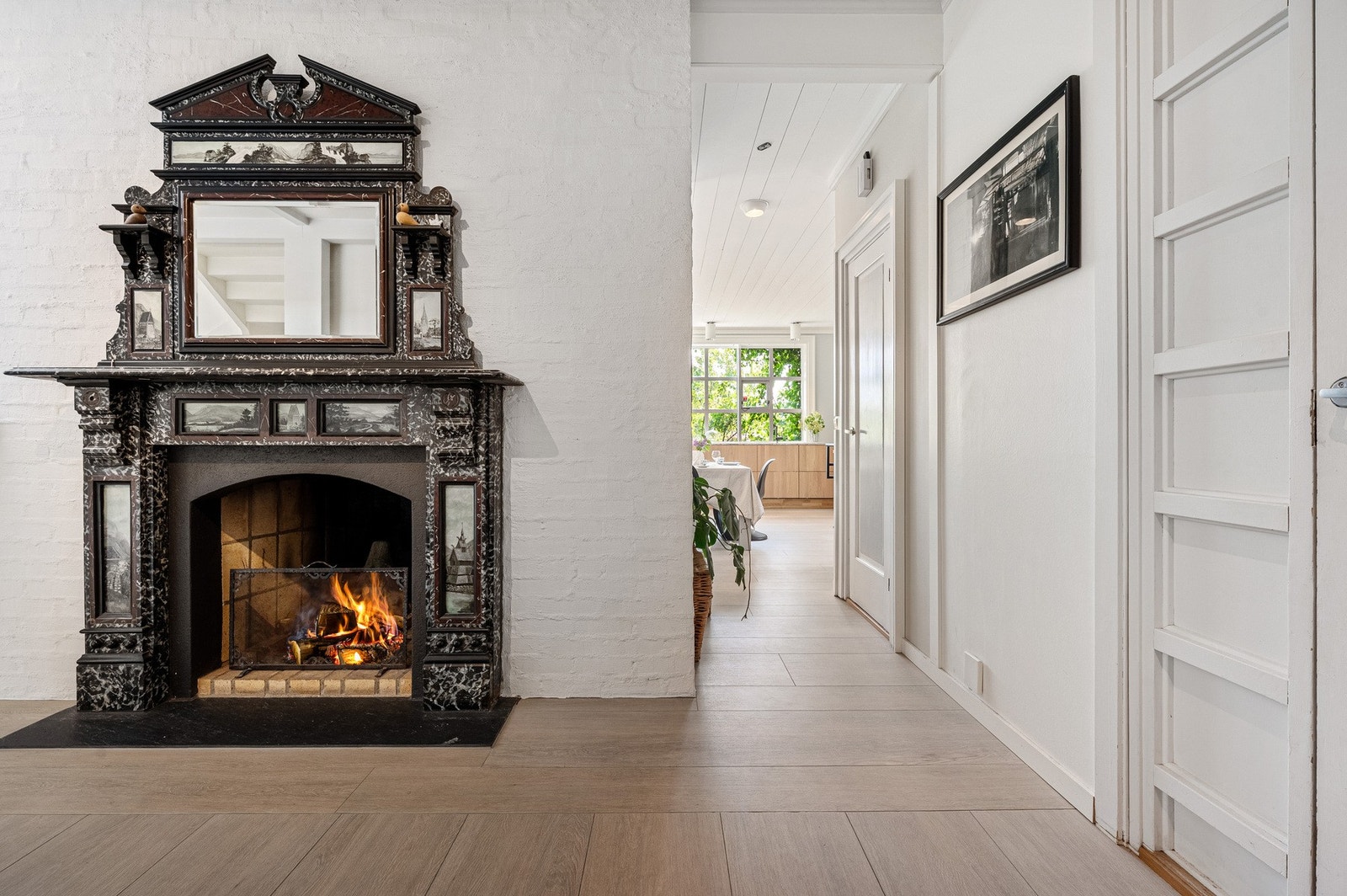 Peisen her med malerier av Knut Baade Galleribilde