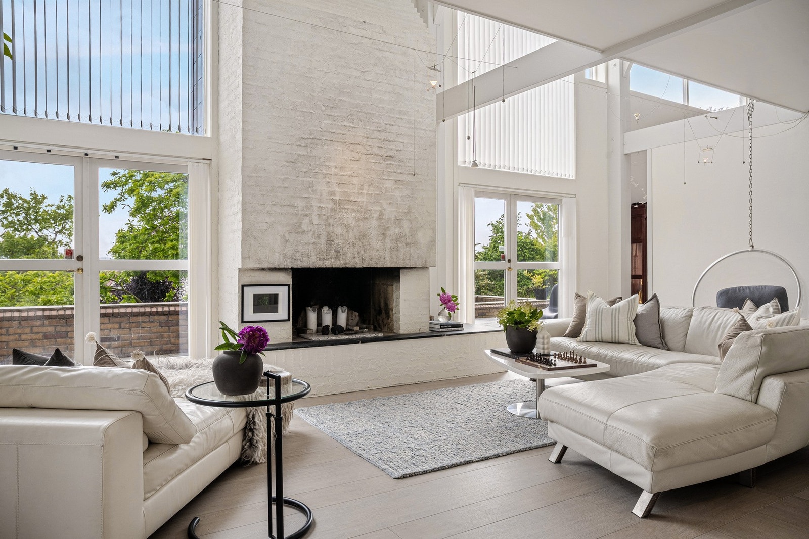 I stuen er det også to doble dører til uteområdene. Usjenert og solrikt. Galleribilde