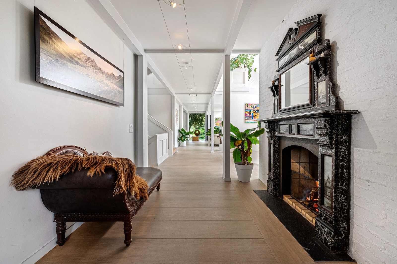 Fra entréen kommer man inn i den store hovedetasjen som er sonedelt Galleribilde