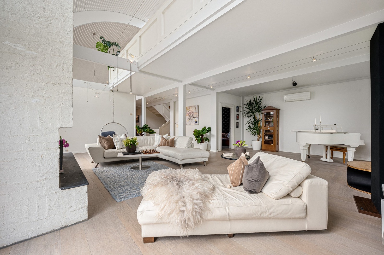 Rommelig, men likevel lun atmosfære. Opp til 7,5 meter takhøyde. Galleribilde